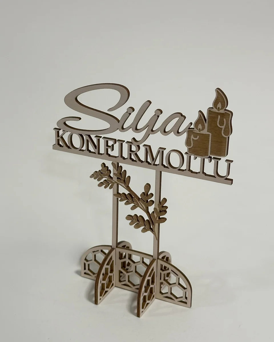 Konfirmoitu -kakkukoriste kynttilöillä