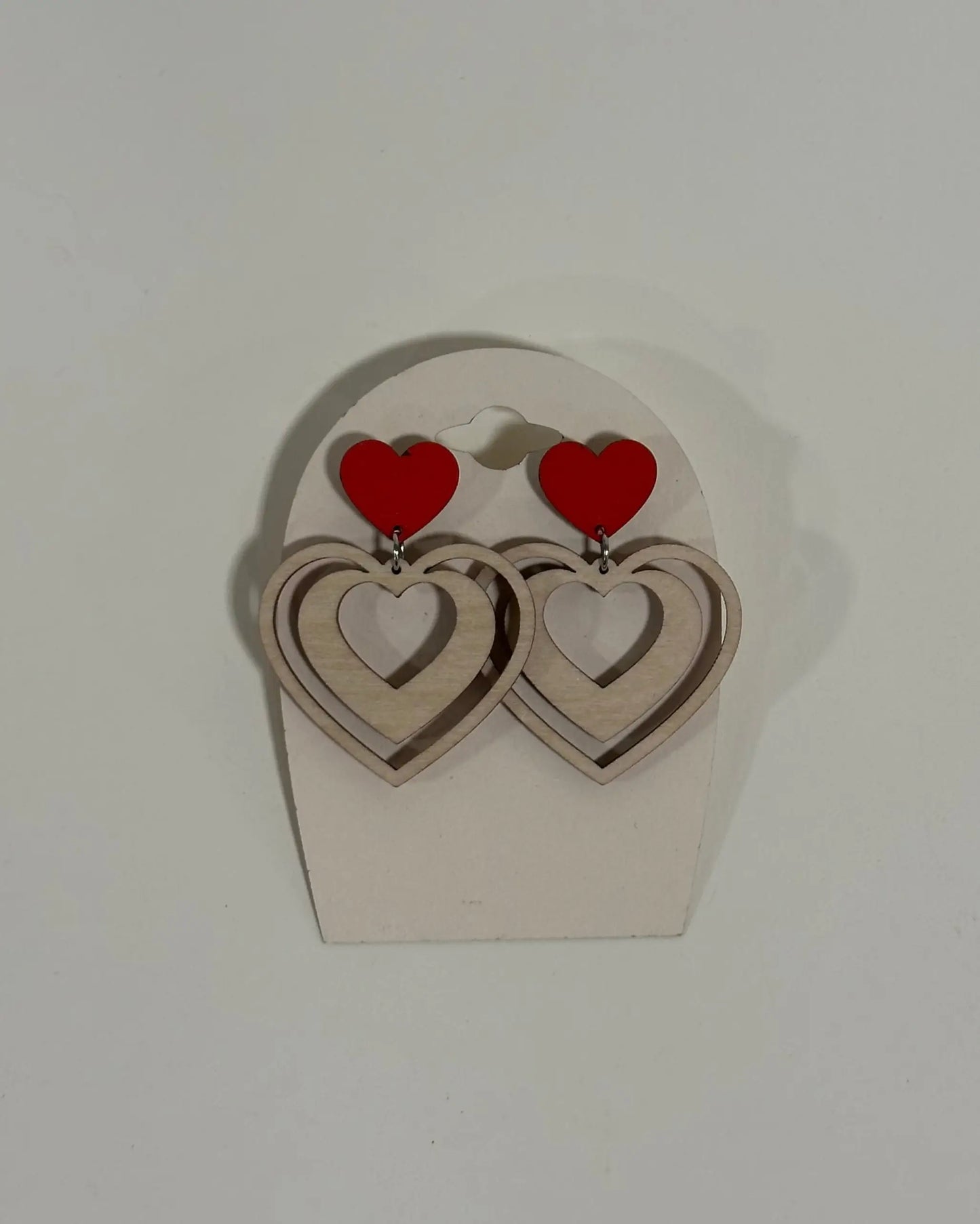 Vaaleat sysänkorvakorut punaisella koristeella