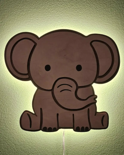 Elefantti lampunvarjostin vihreällä seinällä