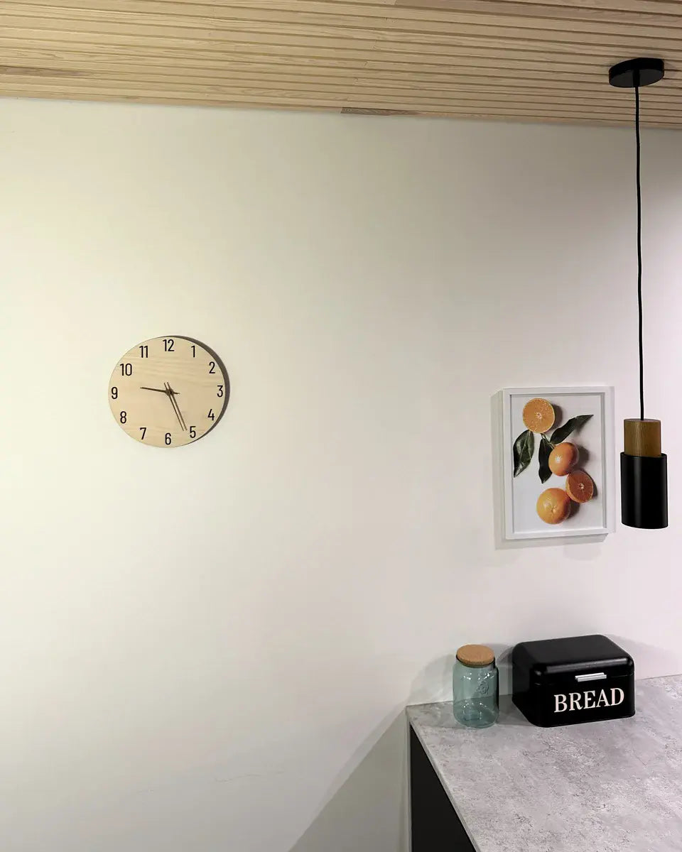 Vanerikello seinällä