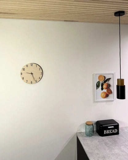 Vanerikello seinällä