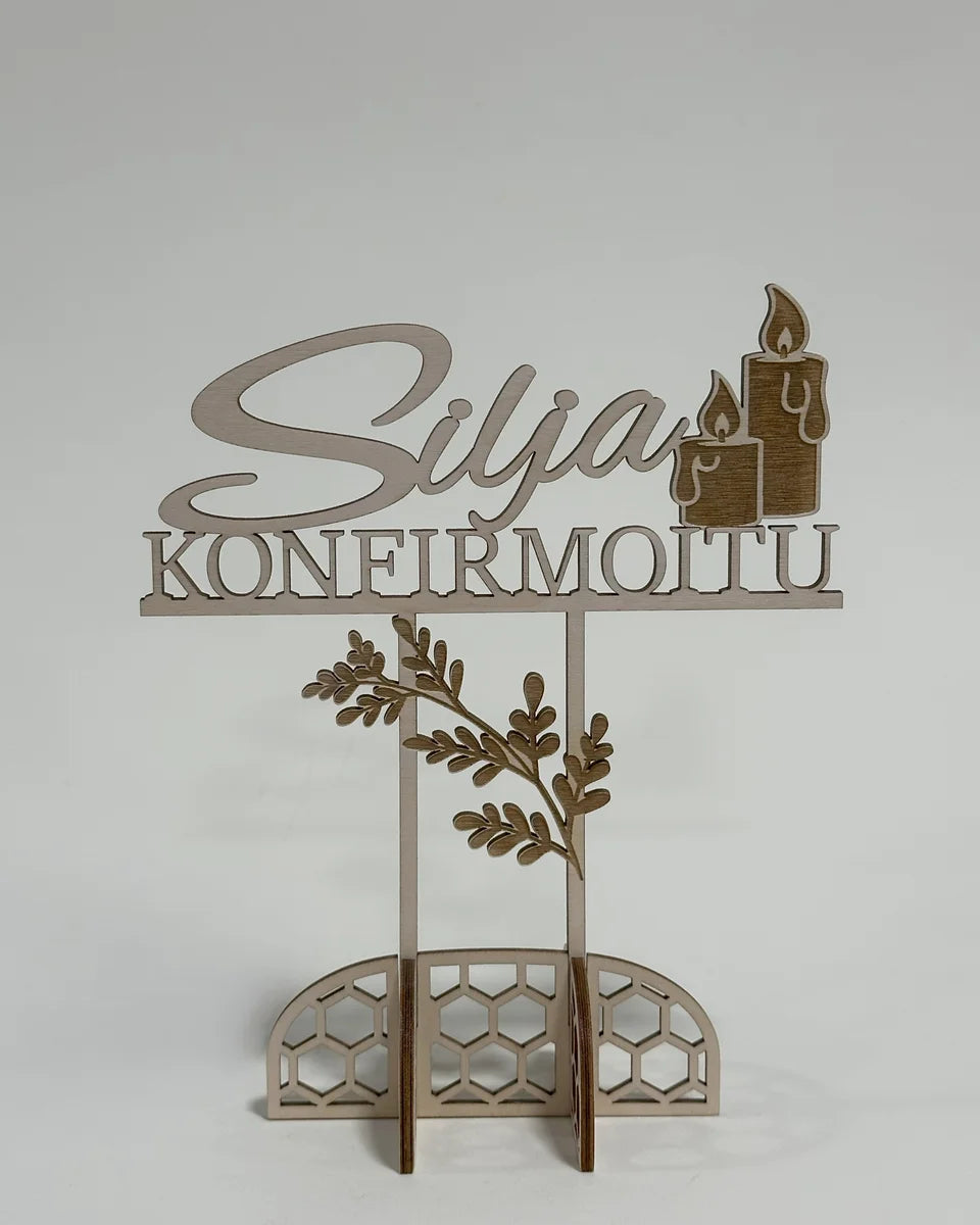 Konfirmoitu -kakkukoriste kynttilöillä