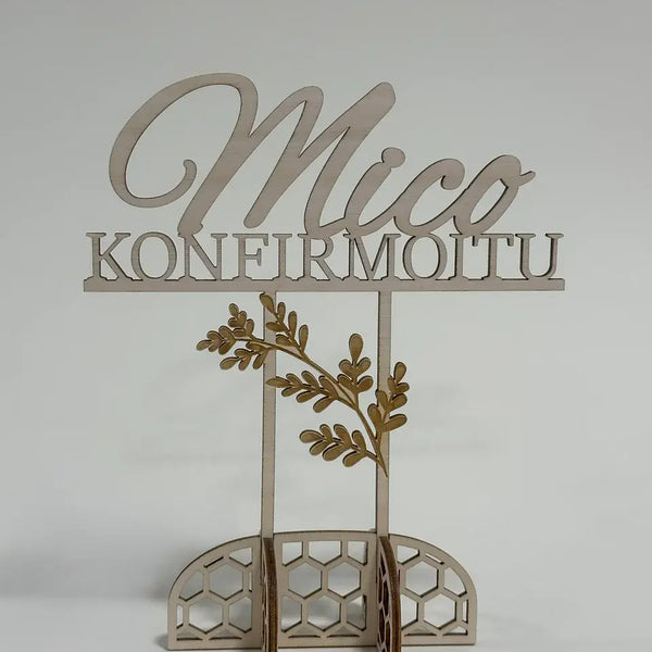 Konfirmoitu Mico kahdella jalalla