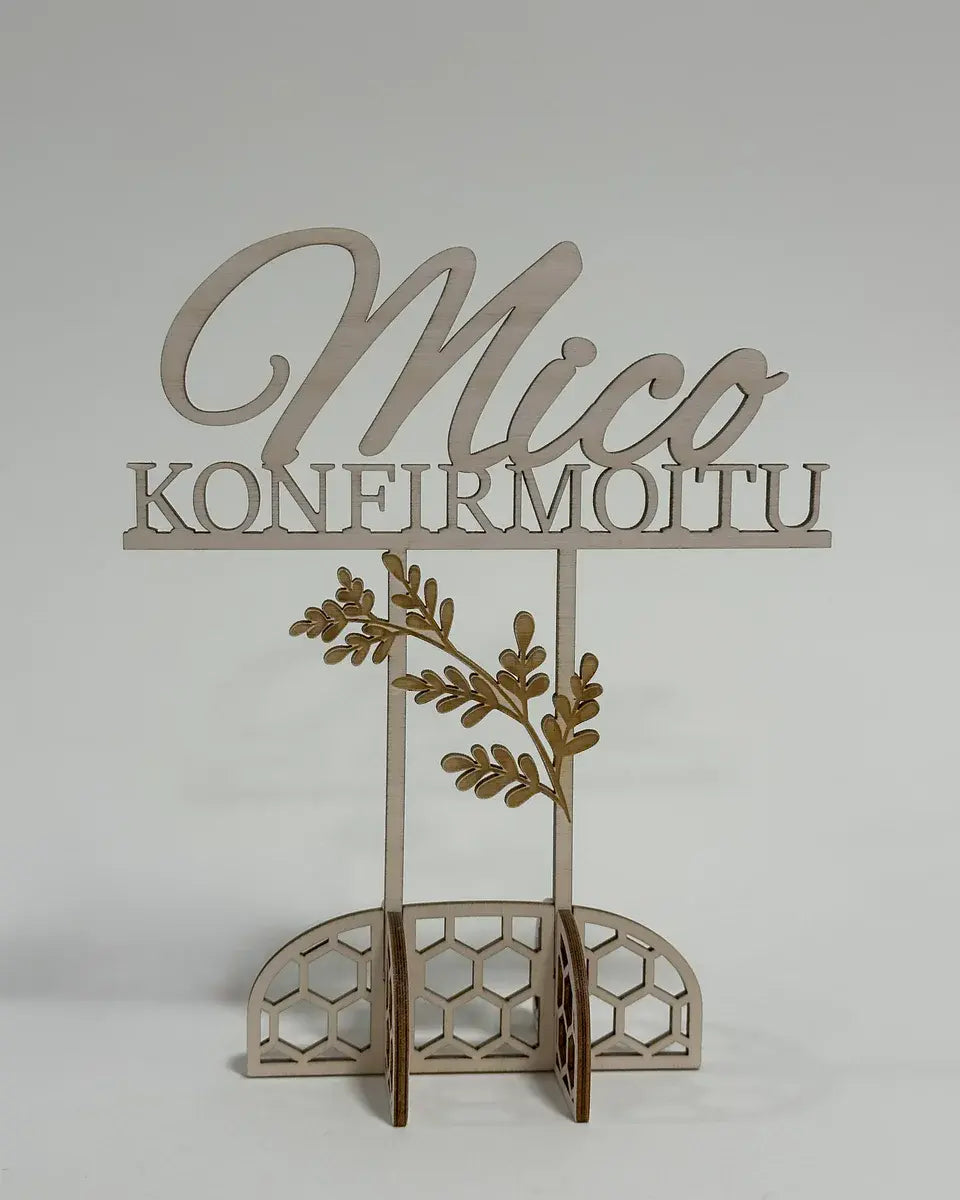 Konfirmoitu Mico kahdella jalalla