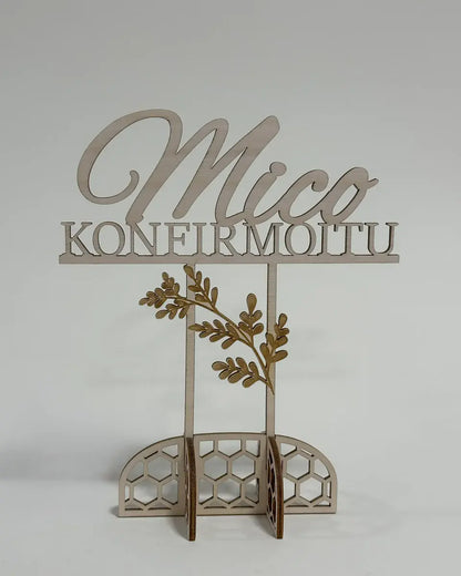 Konfirmoitu Mico kahdella jalalla