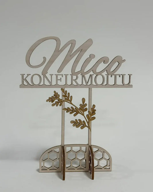 Konfirmoitu Mico kahdella jalalla