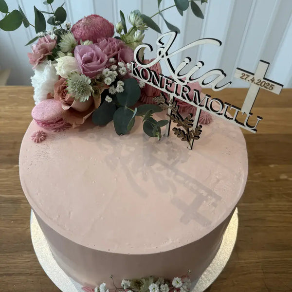 Konfirmoitu kakkukuva ristillä