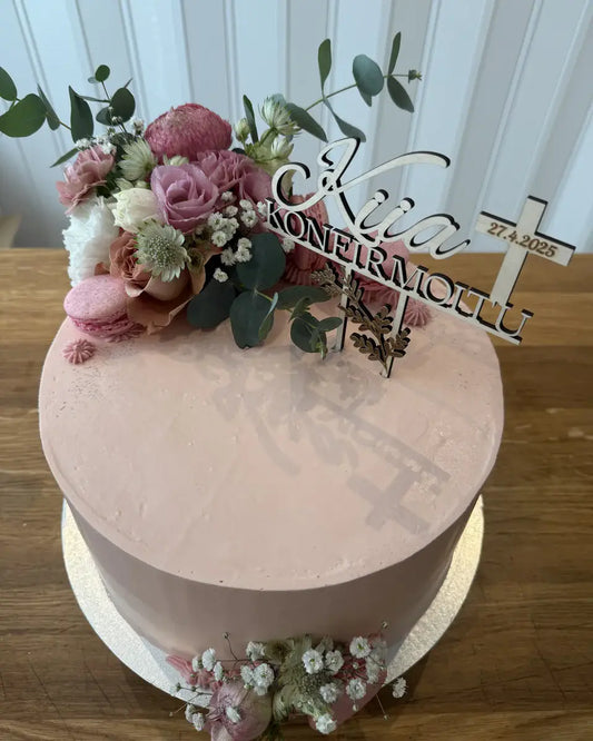 Konfirmoitu kakkukuva ristillä